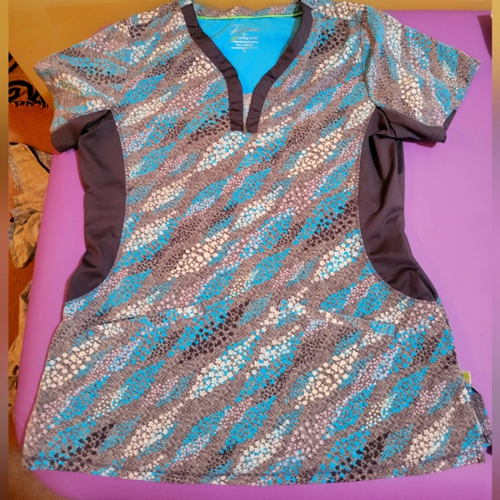 Premiere by healing hands. Size Medium. 2 front pockets
